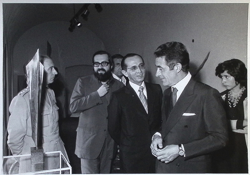 Visita delle autorità alla mostra di Nino Perizi